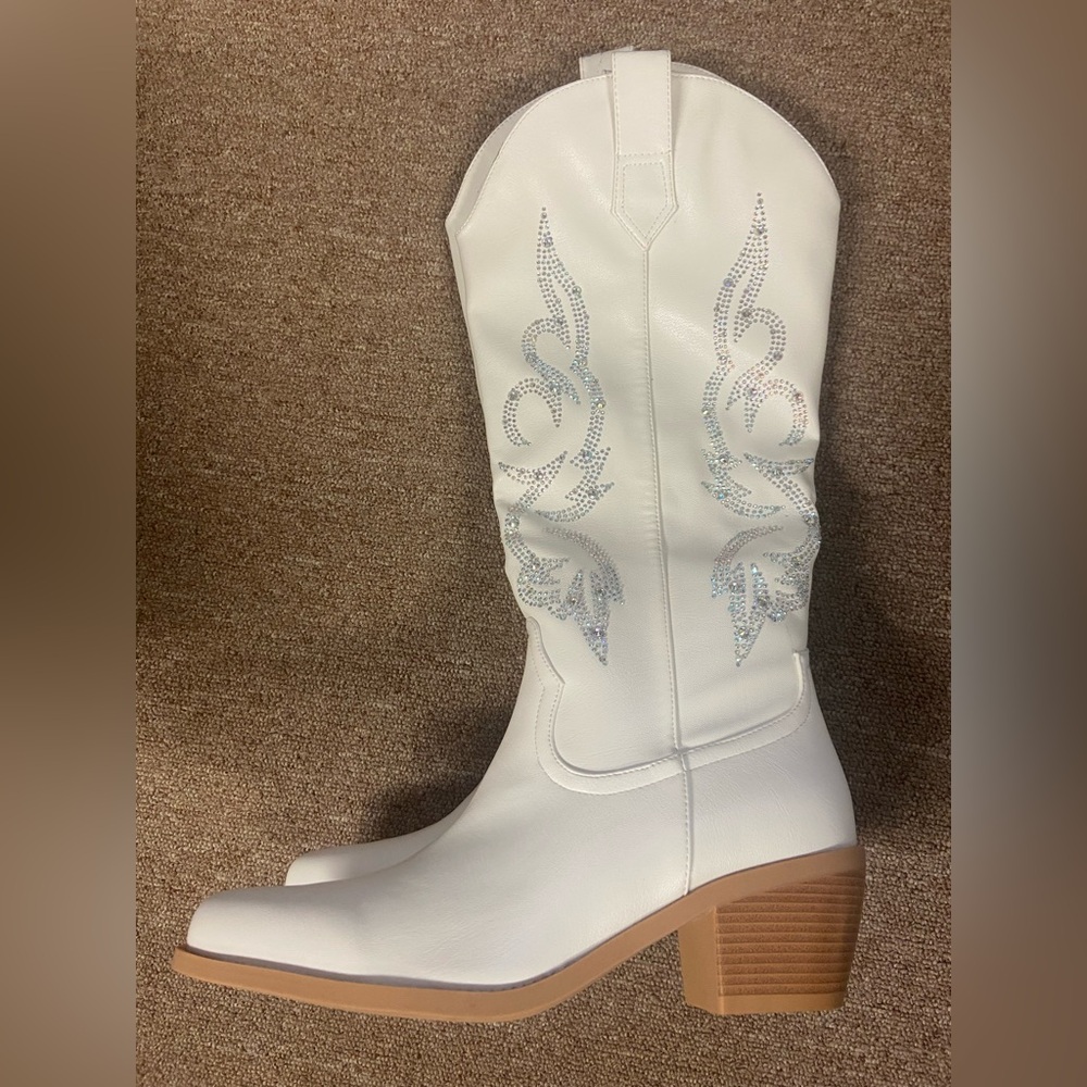 Chic White and Silver Women's Heeled cowboy boots